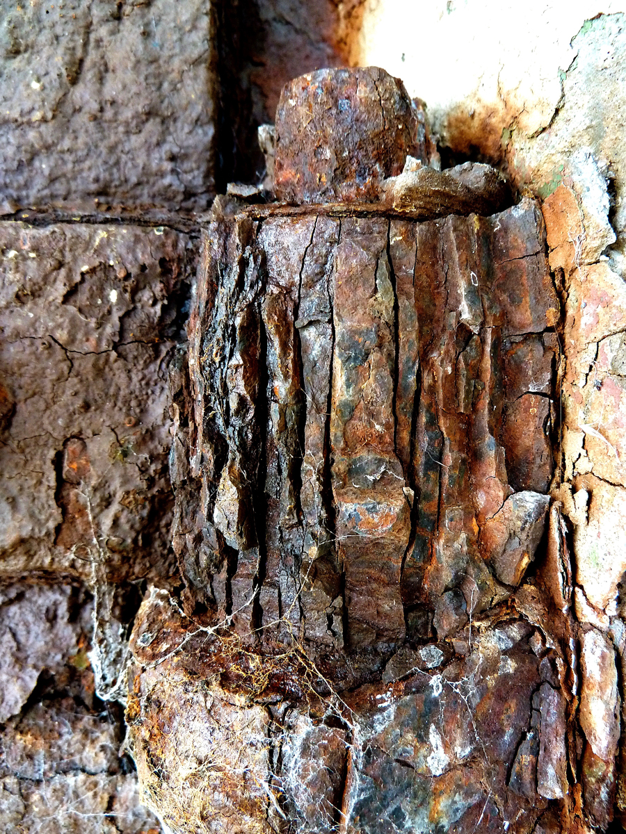 rusty-door026
